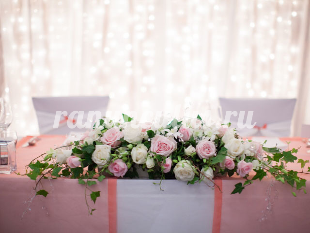 Свадебная композиция из белых и розовых роз