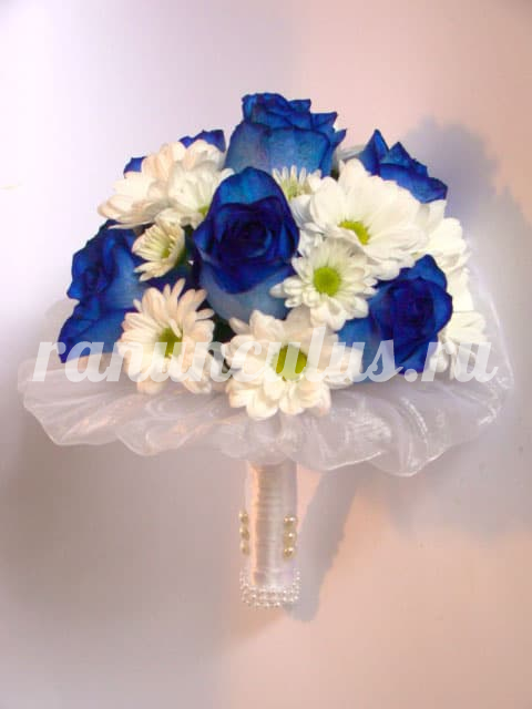 Букет невесты из синих роз и белых хризантем
