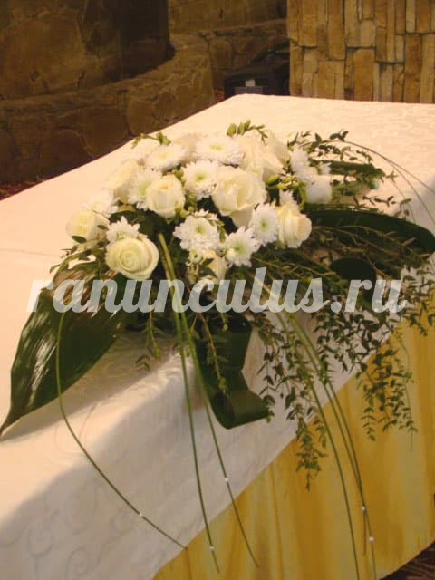 Композиция из цветов на свадебный стол 