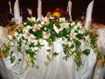Композиция на стол молодоженов из белых орхидей