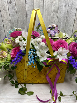 Композиция из цветов в плетеной сумочке