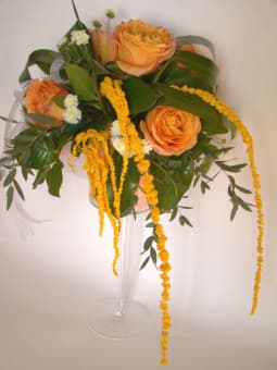 Свадебная композиция из роз в мартинице на стол гостей