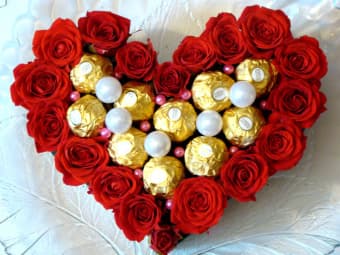 Сердце из цветов и конфет