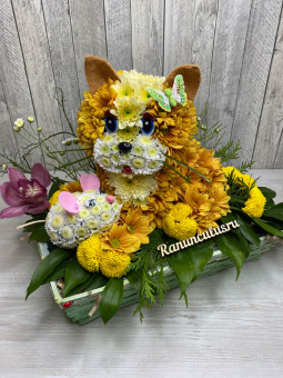 Фигурка кошки с мышкой из цветов
