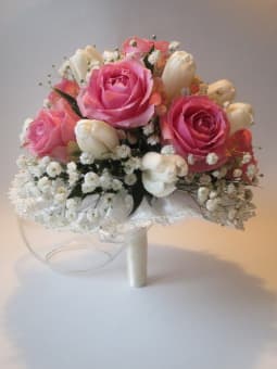 Свадебный букет невесты из роз и тюльпанов