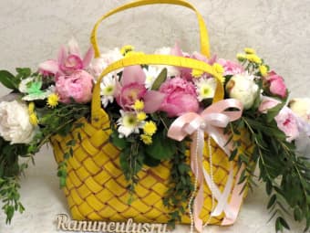 Композиция из пионов и орхидей в плетеной сумочке