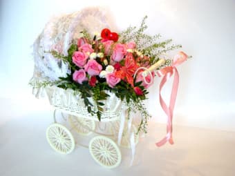 Букет в коляске из цветов
