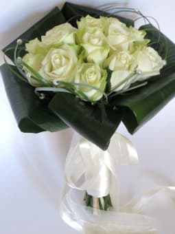 Свадебный букет из белых роз