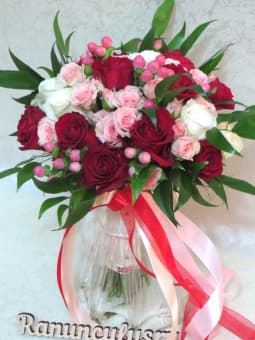 Букет невесты из кустовых и одноголовых роз