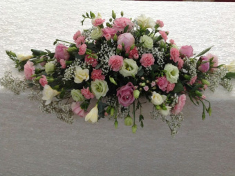Бело-розовая свадебная композиция на стол