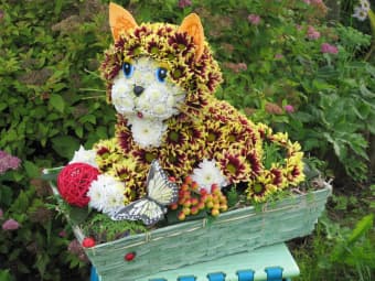 Фигурка кошки из цветов