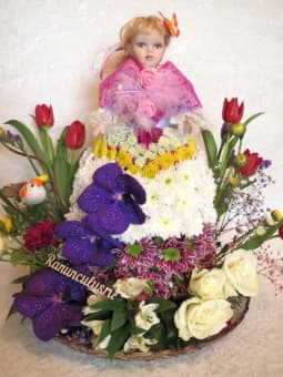 Кукла в платье из живых цветов